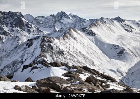 Schöne Landschaft der Berge mit Schnee im Winter in Kasachstan Stockfoto