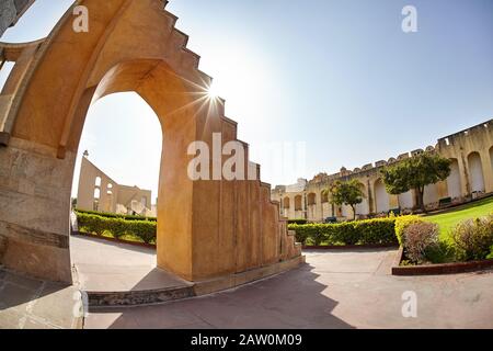 Jantar Mantar Sternwarte Komplex am blauen Himmel in Jaipur, Rajasthan, Indien Stockfoto