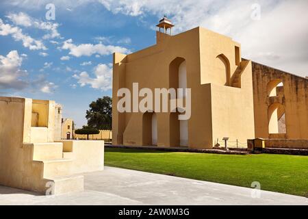 Jantar Mantar Sternwarte Komplex am blauen Himmel in Jaipur, Rajasthan, Indien Stockfoto