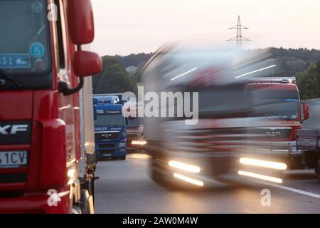 Montabaur, Deutschland. Januar 2020. Entlang der AUTOBAHN A3 werden lange LKW-Konvois geparkt. Im Kampf gegen den Mangel an Stellplätzen für Lastwagen auf Autobahnen planen das Land Rheinland-Pfalz und der Bund, am 7. Februar 2020 ein neues System auf der AUTOBAHN A 61 in Betrieb zu nehmen. (Zu dpa "Hilfe für LKW-Fahrer - Neues LKW-Parksystem auf der AUTOBAHN A 61") Credit: Thomas Frey / dpa / Alamy Live News Stockfoto