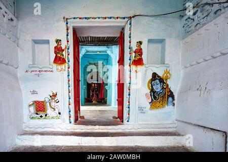 Udaipur, RAJASTHAN, INDIEN - 03. MÄRZ 2015: Schöne Bilder von Gott Shiva und heiliger Kuh im Haustempel in der Stadt Udaipur Stockfoto