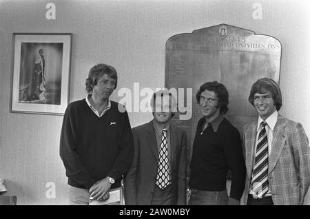 Niederländische Tennismannschaft für Davis Cup, v.l. Fleury, Walnüsse, Hordijk und Hemmes Datum: 11. Mai 1973 Schlagwörter: Name der Tennisperson: Davis Cup, Hordijk Stockfoto