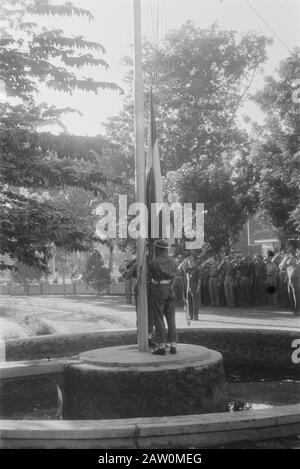 Schulausbildung Fahrer und Motorradfahrer (sOBM) Bandung Niederländische Flagge ist gehisst Datum: April 1947 Ort: Bandung, Indonesien, Niederländische Ostindien Stockfoto