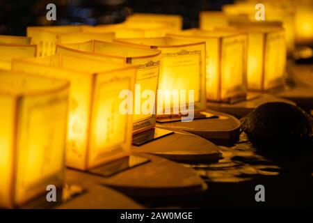 Die schwimmende Lampe ist eine Art von Lampe, schwimmt auf der Oberfläche des Wassers. (Fluss oder See Lampe Lampe oder Laterne floating) Stockfoto