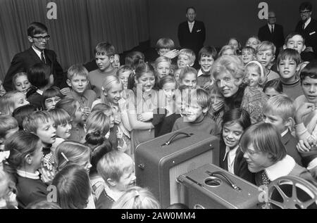 Königin Juliana und Frau Pompidou besuchen die wallonische Schule Mariahoeve Den Haag Datum: 2. Dezember 1969 Ort: Den Haag, Südholland Schlüsselwörter: Kinder, Besuche, Königinnen Stockfoto