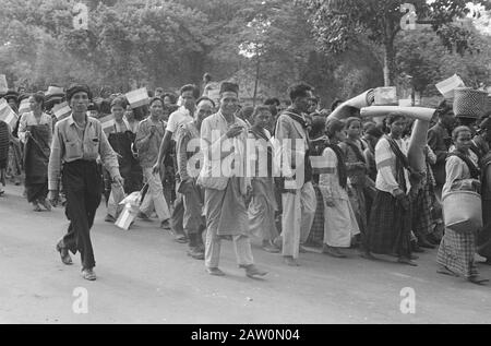 Militärkrankenhaus in Medan. Defilé Medan [Partys Der Negara] [Prozession der Menschen mit holländischen Flaggen] Datum: 13. März 1948 Ort: Indonesien, Medan, Niederländische Ostindien, Sumatra Stockfoto