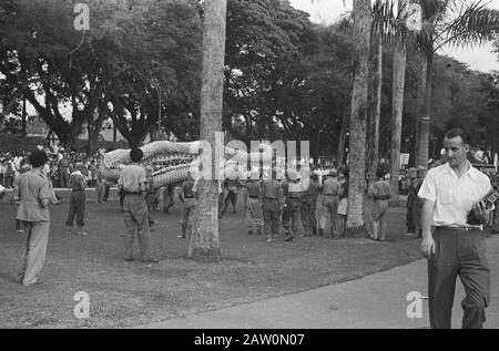 Militärkrankenhaus in Medan. Defilé Medan [Partys] [chinesischer Drache?] Datum: 13. März 1948 Ort: Indonesien, Medan, Niederländische Ostindien, Sumatra Stockfoto