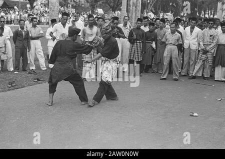 Militärkrankenhaus in Medan. Defilé Medan [Negara Partys] [Pencak Silat] Datum: 13. März 1948 Ort: Indonesien, Medan, Niederländische Ostindien, Sumatra Stockfoto