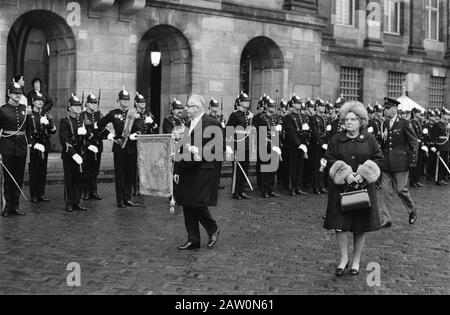 Königin Juliana und präsident Heinemann inspizieren die Wache des Königlichen Palastes Amsterdam Datum: 27. November 1969 Schlüsselwörter: Queens, President Person Name: Heidemann, Gustav, Juliana (Königin Niederlande) Stockfoto