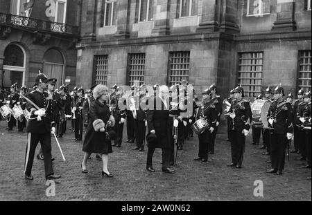 Königin Juliana und präsident Heinemann inspizieren die Wache des Königlichen Palastes Amsterdam Datum: 27. November 1969 Schlüsselwörter: Queens, President Person Name: Heidemann, Gustav, Juliana (Königin Niederlande) Stockfoto