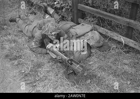 Niederländische Brigade manövriert. Beim schweren Maschinengewehr [Übt Prinzessin Irene Brigade aus. In einer schweren Maschinenpistole] Anmerkung: Dies ist ein PIAT (Projektor, Infanterie, Anti-Tank), kein Maschinendatum: Juli 1943 Standort: Großbritannien Schlagwörter: Armeesoldaten WWII, Waffen Stockfoto