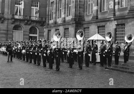 Königin Juliana und präsident Heinemann inspizieren die Wache des Königlichen Palastes Amsterdam Datum: 27. November 1969 Schlüsselwörter: Queens, President Person Name: Heidemann, Gustav, Juliana (Königin Niederlande) Stockfoto