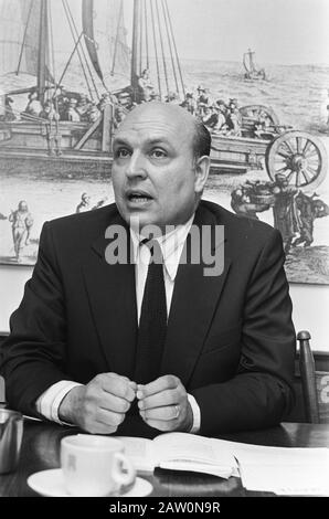 Pressekonferenz in Nieuwspoort Neuman vom niederländischen Institut für Friedensstudien Neuman Rededatum: 12. Juni 1975 Ort: Den Haag, Südholland Schlüsselwörter: Pressekonferenzen, Porträts Personenname: Neuman Henk Institution Name: Nieuwspoort Stockfoto