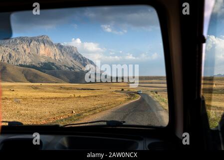 Fahrt durch das Zentrum der Türkei, Blick am Fenster eines Autos, Taurus-Gebirge Stockfoto