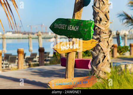 An einem sonnigen Tag in Dubai, den Vereinigten Arabischen Emiraten, steigen Sie an der Lammerstrand in Holzrichtung ein. Stockfoto