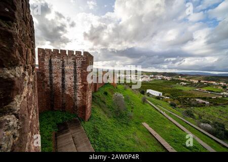 Blick auf die Landschaft von Silves von den Burgmauern und Ruinen in Portugal Stockfoto