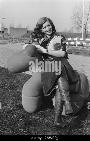 Neuer Möbelshowroom des Lake in Diemen; Mustang Pferdestuhl des finnischen Designers Eero Aarnio Kugelstuhl mit Telefondatum: 5. Februar 1975 Schlagwörter: Stühle Stockfoto