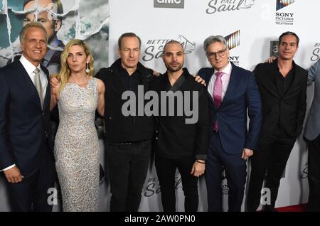 Hollywood, Kalifornien, USA 5. Februar 2020 (L-R) Schauspieler Patrick Fabian, Schauspielerin Rhea Seehorn, Schauspieler Bob Odenkirk, Schauspieler Michael Mando, Mitschöpfer/Executive Producer Peter Gould und Schauspieler Tony Dalton besuchen AMCs "Better Call Saul"-Staffel Fünf-Premiere am 5. Februar 2020 in ArcLight Cinemas Hollywood, Kalifornien, USA. Foto von Barry King/Alamy Live News Stockfoto