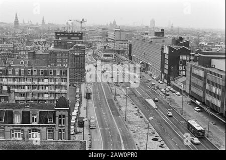 Neue Fahrspuren in Weesperstraat, Amsterdam (nach unterirdischem Bau) in Betrieb genommen; Übersicht (von oben) Datum: 14. Januar 1976 Standort: Amsterdam, Noord-Holland Stockfoto