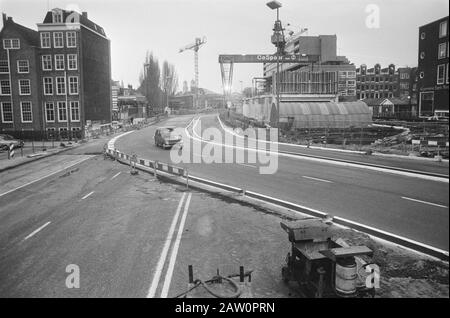 Neue Fahrspuren in Weesperstraat, Amsterdam (nach unterirdischem Bau) in Betrieb genommen; Übersicht (von oben) Datum: 14. Januar 1976 Standort: Amsterdam, Noord-Holland Stockfoto