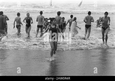 Nieuwjaarsduik ein Bad im Meer in Zandvoort am Neujahrsdatum: 1. Januar 1985 Standort: Nordholland, Zandvoort Stockfoto