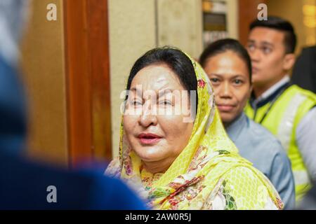 Kuala Lumpur, Malaysia. Februar 2020. Rosmah Mansor, Ehefrau des früheren Premierministers Razak, kommt zu einer Gerichtsverhandlung. Credit: Simon Roughneen / dpa / Alamy Live News Stockfoto