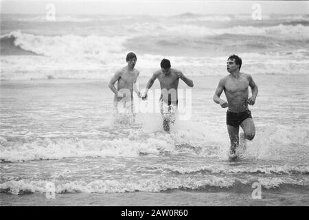 Neujahrsdive in Zandvoort Datum: 1. Januar 1984 Ort: Nordholland, Zandvoort Schlüsselwörter: Schwimmen Stockfoto