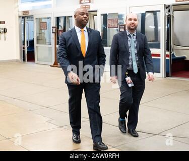 Washington, Vereinigte Staaten. Februar 2020. US-Senator Tim Scott (R-SC) in der Senate Subway auf dem Weg zur Senatskammer für den Amtsenthebungsverfahren im Senat. Credit: Sopa Images Limited/Alamy Live News Stockfoto