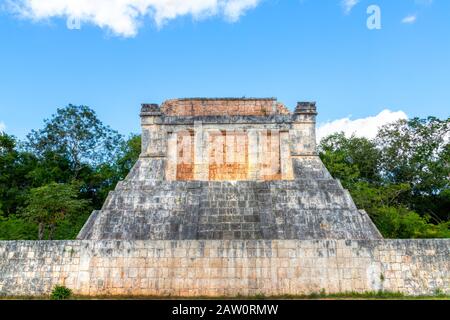 Die jahrhundertealten Ruinen des Tempels des Bearded Man fanden sich am Nordende des Great Ball Court in Chichen Itza. Sie wurde nach einer Figur eines benannt Stockfoto