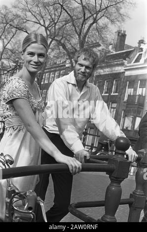 Nina & Frederik in Amsterdam, für TV-Film Datum: 13. April 1967 Ort: Amsterdam, Noord-Holland Schlüsselwörter: Schauspielerinnen, Filmstars, Musiker Personenname: Moller, Nina Pallandt, Frederick von, Pallandt Nina Stockfoto