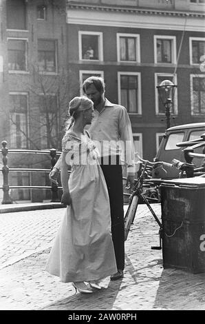 Nina & Frederik in Amsterdam, für TV-Film, hier während der Dreharbeiten Datum: 13. April 1967 Ort: Amsterdam, Noord-Holland Schlagwörter: Schauspieler, Filmstars, Musiker, Fernsehfilme Personenname: Moller, Nina, Pallandt, Frederick von, Pallandt Nina Stockfoto