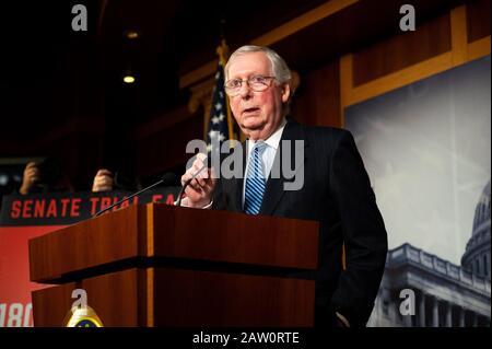 Washington, Vereinigte Staaten. Februar 2020. US-Senator Mitch McConnell (R-KY) diskutiert über das Amtsenthebungsverfahren im Senat. Credit: Sopa Images Limited/Alamy Live News Stockfoto