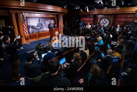 Washington, Vereinigte Staaten. Februar 2020. US-Senator Chuck Schumer (D-NY) diskutiert über das Amtsenthebungsverfahren im Senat. Credit: Sopa Images Limited/Alamy Live News Stockfoto