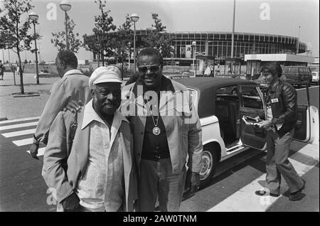 North Sea Jazz Festival in den Haag; Count Basie (l) und Oscar Peterson (R) kommen am Flughafen an Datum: 16. Juli 1977 Standort: Nordholland, Schiphol Schlüsselwörter: Ankunft, Festivals Personenname: Count Basie Stockfoto