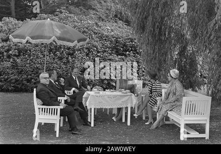 Königin Juliana und Prinz Bernhard erhielten Minister für auswärtige Angelegenheiten Jugoslawiens Tepavac-Garten Soestdijk-Palast Datum: 26. Juni 1970 Schlüsselwörter: Queens, Minister, Empfänge, Princes Personenname: Bernhard (Prinz Niederlande), Juliana (Königin Niederlande) Tepavac Mirko Stockfoto