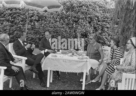 Königin Juliana und Prinz Bernhard erhielten Minister für auswärtige Angelegenheiten Jugoslawiens Tepavac-Garten Soestdijk-Palast Datum: 26. Juni 1970 Schlüsselwörter: Queens, Minister, Empfänge, Princes Personenname: Bernhard (Prinz Niederlande), Juliana (Königin Niederlande) Tepavac Mirko Stockfoto