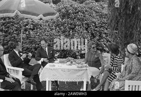 Königin Juliana und Prinz Bernhard erhielten Minister für auswärtige Angelegenheiten Jugoslawiens Tepavac-Garten Soestdijk-Palast Datum: 26. Juni 1970 Schlüsselwörter: Queens, Minister, Empfänge, Princes Personenname: Bernhard (Prinz Niederlande), Juliana (Königin Niederlande) Tepavac Mirko Stockfoto