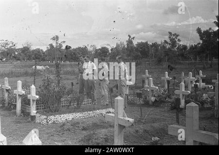 Dr. Mansur nach Medan (Wali Negara Soematera Timur); Weihnachtsfeiern 3.4-i R.I. Kanuplateau; Militärkrankenhaus; Blumen-Tribut an Grabungsbeamte und Unteroffizier, um die Gräber ihrer gefallenen Kameraden zu besuchen Datum: 25. Dezember 1947 Ort: Indonesien Niederländische Ostindien Stockfoto