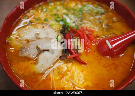Selektiv Fokussierte Traditionelle japanische Küche, Würziges Ramen Noodle in Miso-Brühe-Suppe mit Chashu Geschmortem Schweinebauch. Küche, Gourmet, Kulinarisch, Delicac Stockfoto