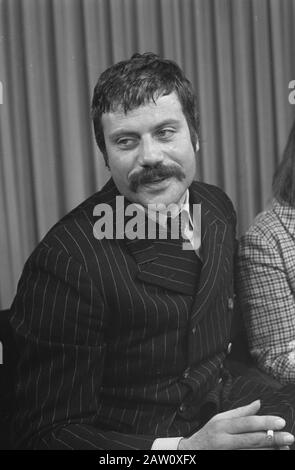 Filmschauspieler Oliver Reed mit seiner Frau am Flughafen; Stockfoto