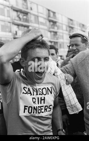 Olympias Tour Henk Cornelisse ist der erste, der die Ziellinie in Vlaardingen überquert, Henk Cornelisse drückt Schwamm auf seinem Kopf Datum: 21. Mai 1964 Ort: Vlaardingen, South Holland Schlüsselwörter: Radfahrer Personenname: Henk Cornelisse Stockfoto