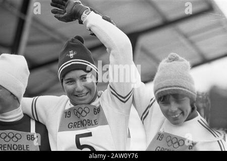 Olympia Grenoble, Ski Slalom-Damen, Marielle Goitschel (Frankreich, links) nach ihrem Sieg, neben ihrer Annie Famose (Frankreich), 3. Februar 1968 Ort: Frankreich, Grenoble Schlüsselwörter: Skifahren, Sportperson Name: Famose Annie Goitschel Marielle Stockfoto