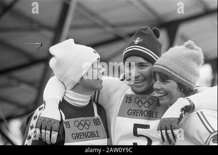 Olympiade Grenoble, Ski Slalom-Damen, v. l.n.r. Nancy Green (Kanada, rechts, 2.), Marielle Goitschel (Frankreich, Mitte, Sieger) und Annie Famose (Frankreich 3) Datum: 13. Februar 1968 Ort: Frankreich, Grenoble Schlüsselwörter: Skifahren, Sportperson Name: Berühmte Annie Goitschel Marielle Nancy Green Stockfoto