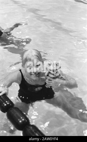 Olympische Spiele in Rom, Chris Von Saltzo mit Maskottchen Datum: 11. September 1960 Ort: Italien, Rom Schlagwörter: Sport, Schwimmperson Name: Saltzo Chris Von Institution Name: Olympisches Spiel Stockfoto