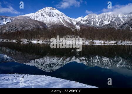 Mt. Yake reflektierte sich auf Wasser Stockfoto