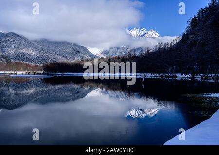 Mt. Myojin aus Taisho Pond im Winter Stockfoto