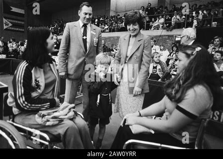 Special Olympics; Prinzessin Margriet und Prinz Floris am Tisch. Irene Smitt und Gerda Becker Datum: 28. Juni 1980 Ort: Arnhem Papendal Schlagwörter: Behinderte, Königtum, Fürsten, Prinzessinnen, Sportperson Name: Becker Gerda, Floris Fürst, Margriet, Prinzessin, Smitt Irene Stockfoto