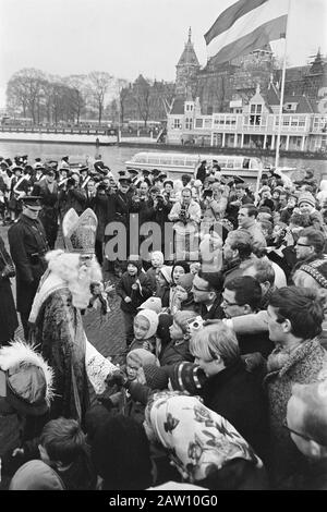 Sinterklaas in Amsterdam Umgeben von vielen Kindern auf dem Weg zum Staudamm Datum: 19. November 1966 Ort: Amsterdam, Noord-Holland Schlüsselwörter: St. Nikolaus, Kinderfeste Personenname: St. Nikolaus Stockfoto