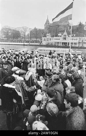 Sinterklaas in Amsterdam Umgeben von vielen Eltern und Kindern auf dem Weg zum Staudamm Datum: 19. November 1966 Ort: Amsterdam, Noord-Holland Schlüsselwörter: St. Nikolaus, Kinderfeste Personenname: St. Nikolaus Stockfoto