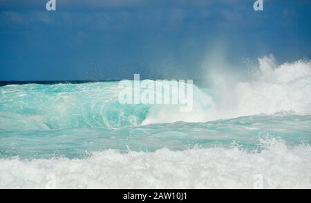 Surfer, die in Der Banzai-Pipeline an North Shore, Oahu Island, Haleiwa, Hawaii, USA, auf weltberühmten, krachenden Wellen reiten Stockfoto